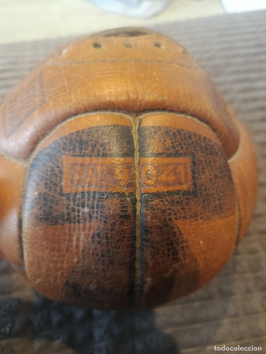 Coleccionismo deportivo: Bal&oacute;n de f&uacute;tbol a&ntilde;os 40. Federaci&oacute;n asturiana de futbol. N&uacute;mero de patente y sellos