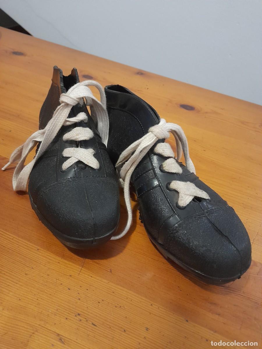 Coleccionismo deportivo: Antiguas Botas de F&uacute;tbol TREVINCA - A&ntilde;os 60/70 - Pl&aacute;sticos de Galicia (Vintage)