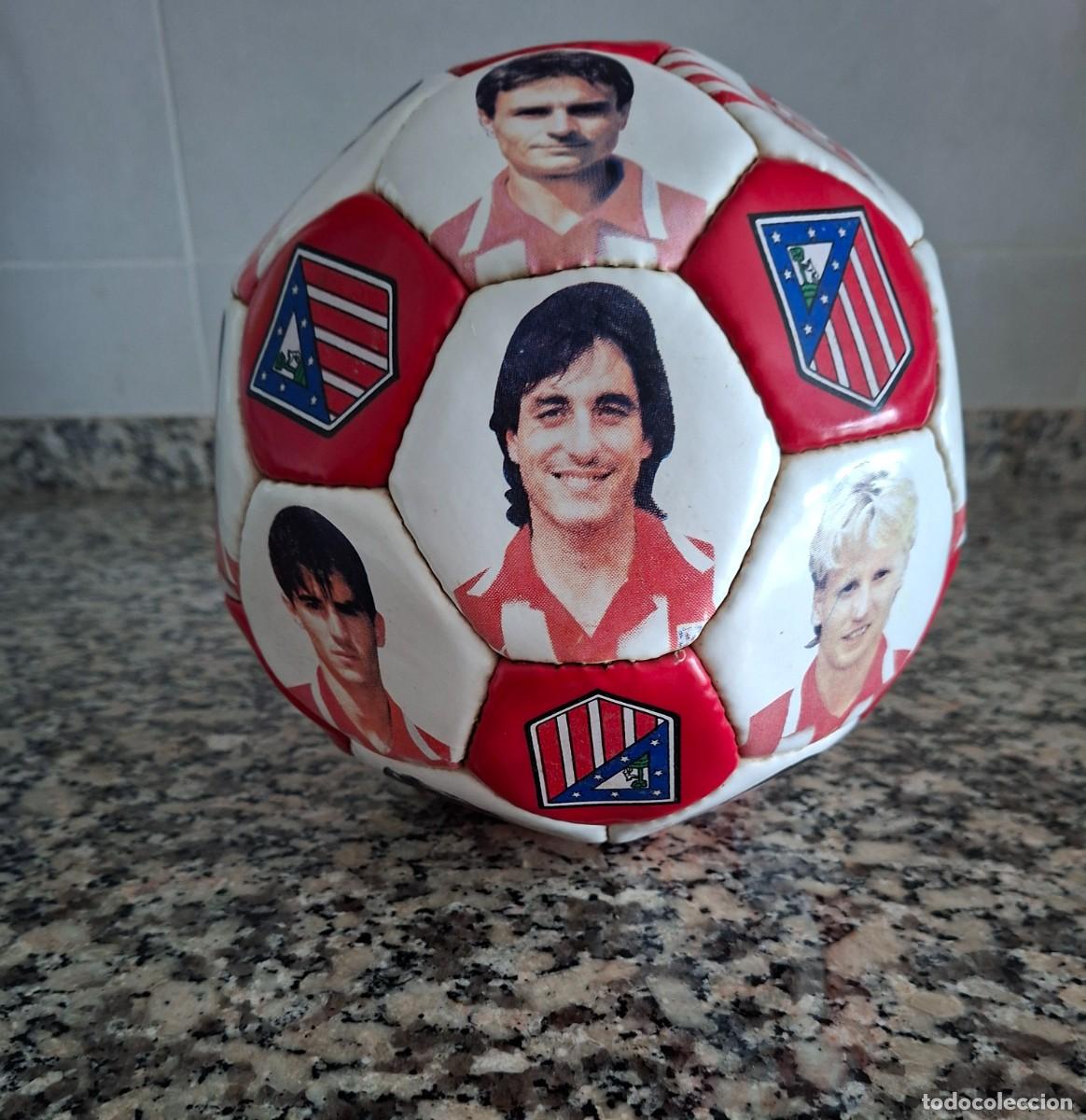 Coleccionismo deportivo: Balon historico de atletico de Madrid 1995 con fotos de todos sus jugadores sin ser usado nunca.