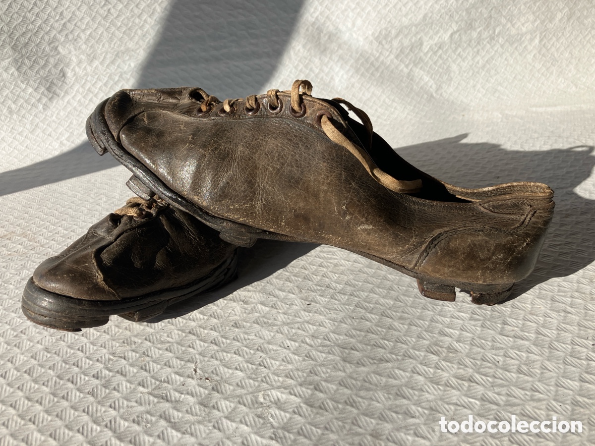 Coleccionismo deportivo: Antiguas y raras botas de futbol de inicios del siglo pasado