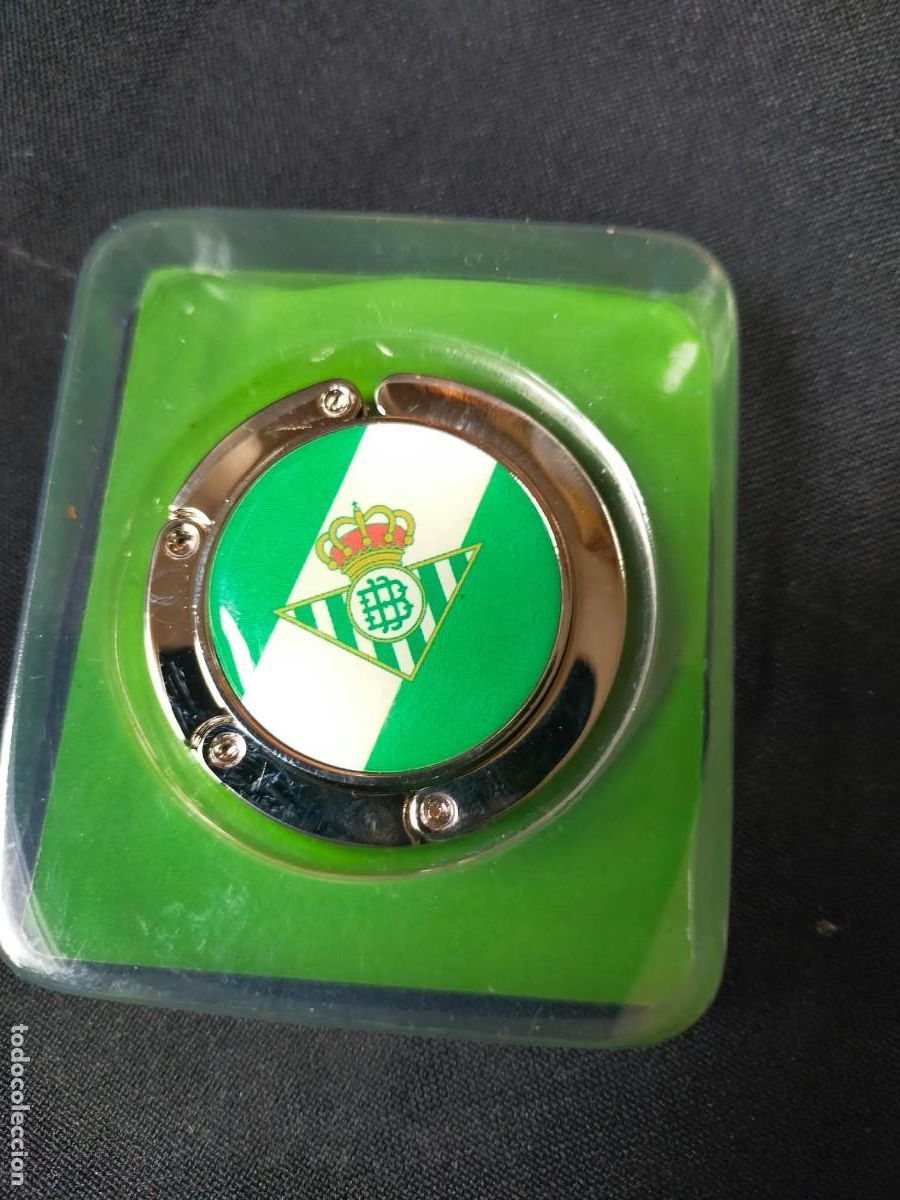 Coleccionismo deportivo: CUELGABOLSOS PORT&Aacute;TIL MET&Aacute;LICO REAL BETIS BALOMPI&Eacute;. OFICIAL. EN CAJA ORIGINAL