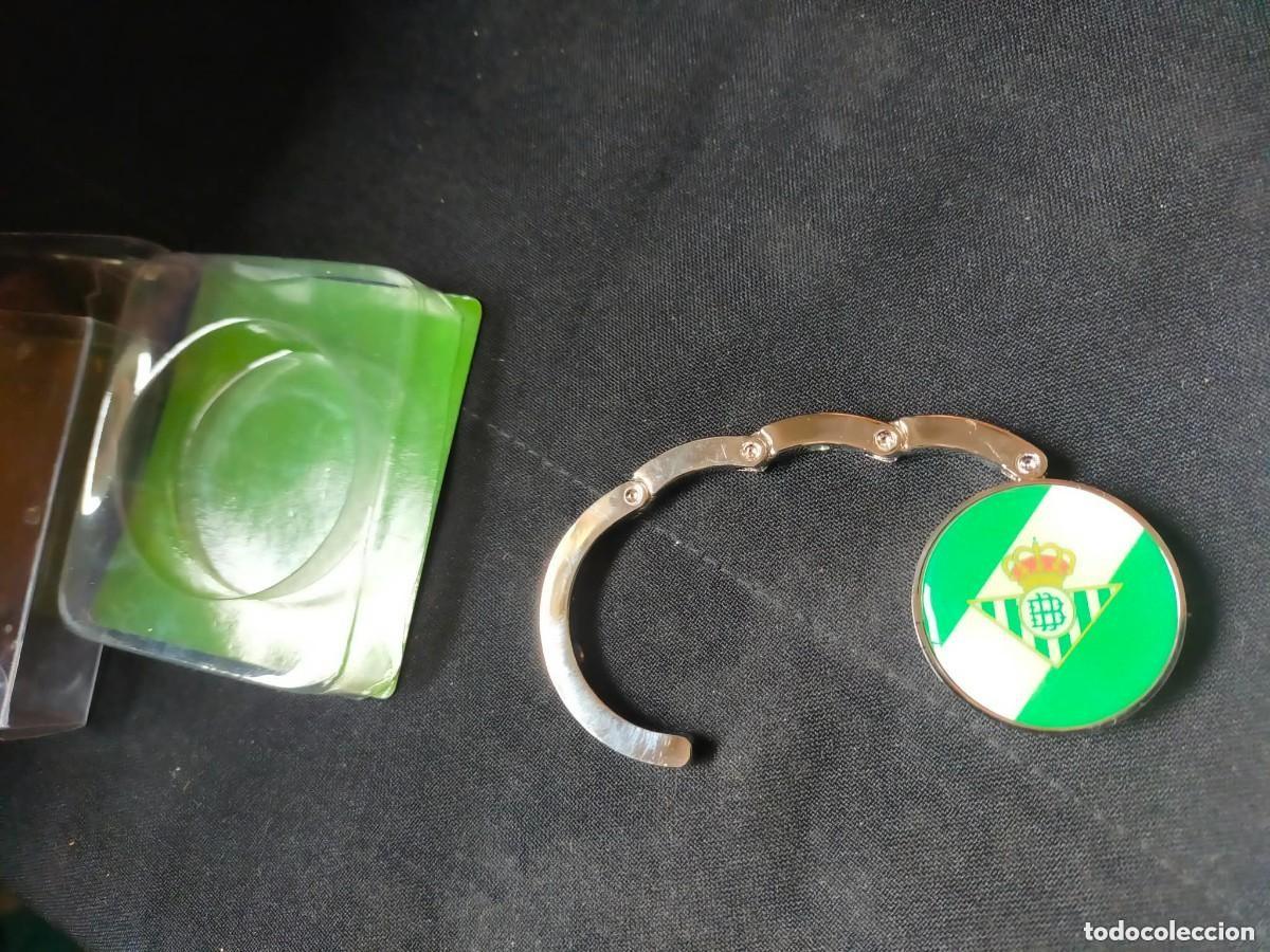 Coleccionismo deportivo: CUELGABOLSOS PORT&Aacute;TIL MET&Aacute;LICO REAL BETIS BALOMPI&Eacute;. OFICIAL. EN CAJA ORIGINAL