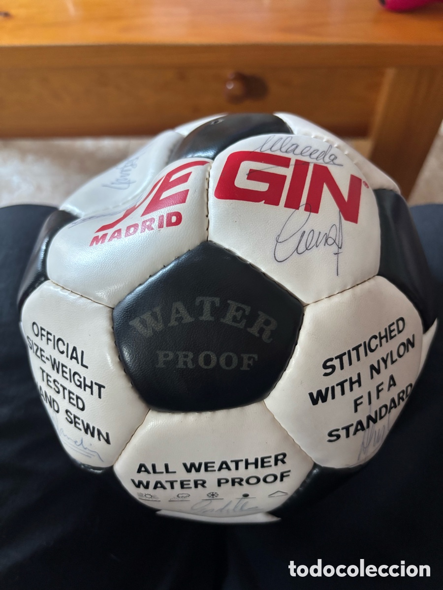 Coleccionismo deportivo: Bal&oacute;n de f&uacute;tbol vintage Real Madrid autografiado a mano (Hugo S&aacute;nchez, Buyo, Gordillo...) A&ntilde;os 80/90