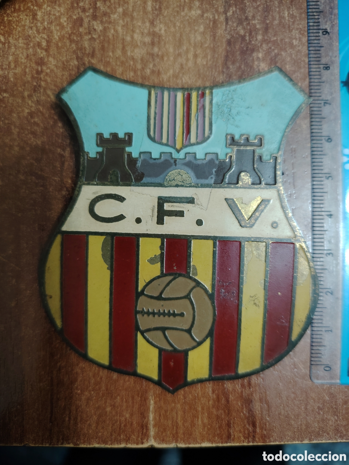 Coleccionismo deportivo: Chapa muy antigua del Club de f&uacute;tbol Vilafranca