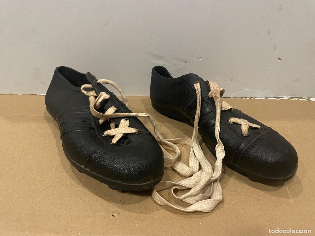 Coleccionismo deportivo: FUTBOL - ANTIGUAS BOTAS DE FUTBOL A&Ntilde;OS 60/70 DE GOMA MARCA TREVINCA N&ordm; 39 - NUEVAS PARA ESTRENA FAR