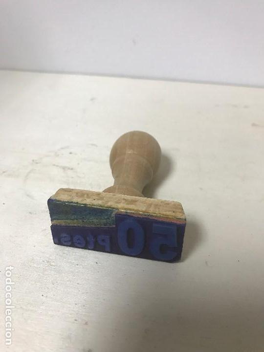 Material numism&aacute;tico: ANTIGUO SELLO DE 50 PTAS DE MADERA - Foto 1