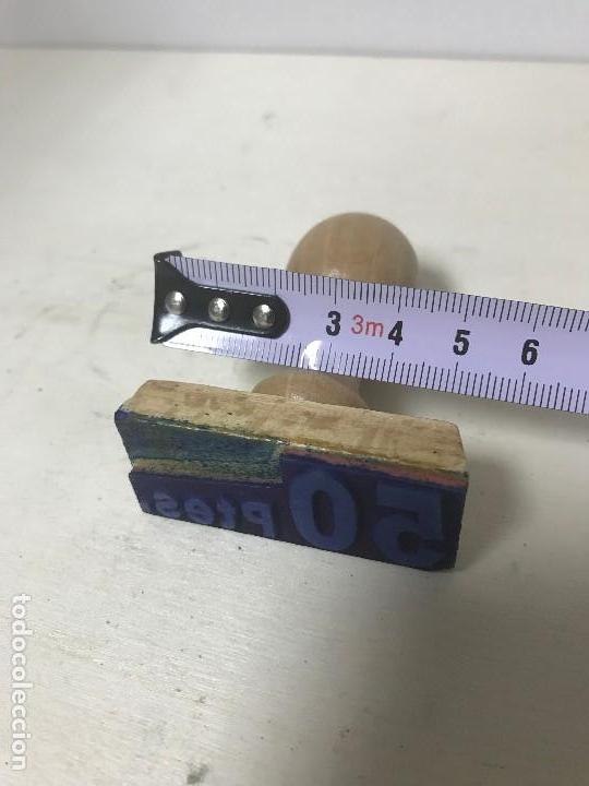 Material numism&aacute;tico: ANTIGUO SELLO DE 50 PTAS DE MADERA - Foto 2
