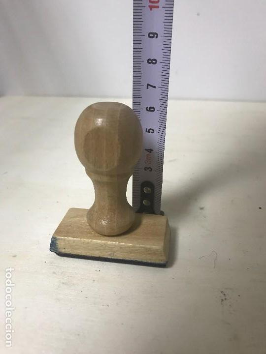 Material numism&aacute;tico: ANTIGUO SELLO DE 50 PTAS DE MADERA - Foto 3