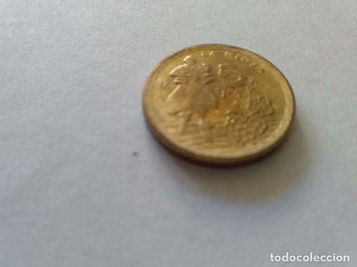 Material numism&aacute;tico: DEFECTUOSA ACU&Ntilde;ACI&Oacute;N. Moneda de 5 pesetas de 1996 sin circular. - Foto 2