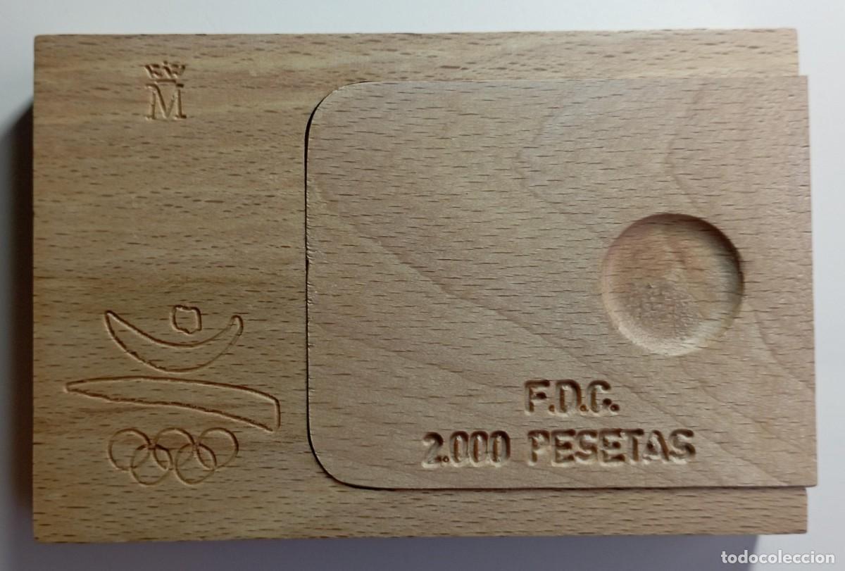 Material numism&aacute;tico: Estuche, caja de madera para moneda de 4,5 cms de di&aacute;metro