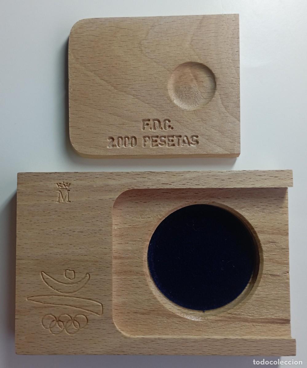 Material numism&aacute;tico: Caja de madera para moneda de 4,5 cms de di&aacute;metro - Foto 2