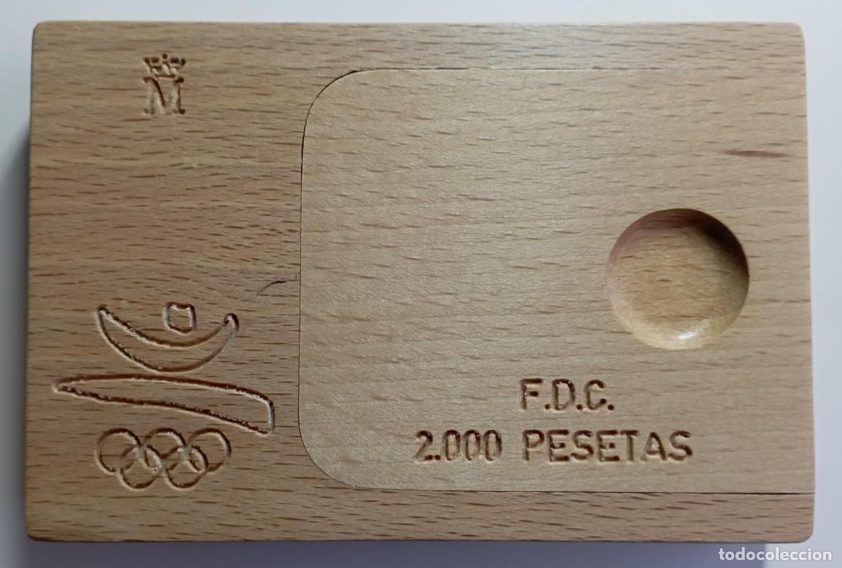 Material numism&aacute;tico: Estuche, caja de madera para moneda de 4,5 cms de di&aacute;metro