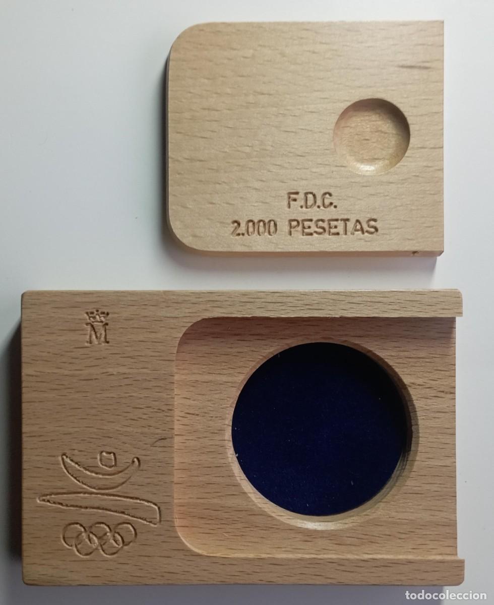 Material numism&aacute;tico: Caja de madera para moneda de 4,5 cms de di&aacute;metro - Foto 2