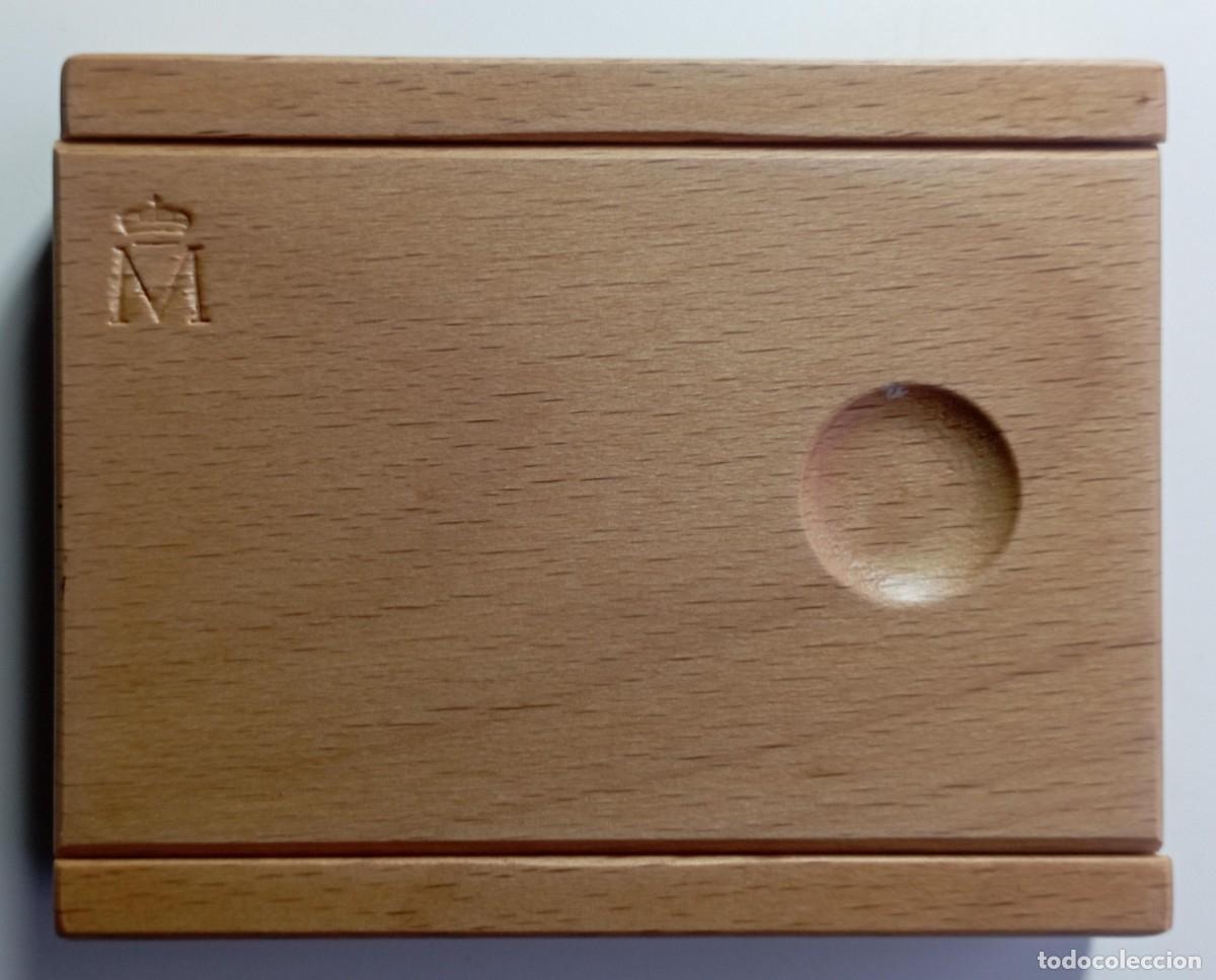 Material numism&aacute;tico: Estuche, caja de madera para moneda de 4,5 cms de di&aacute;metro