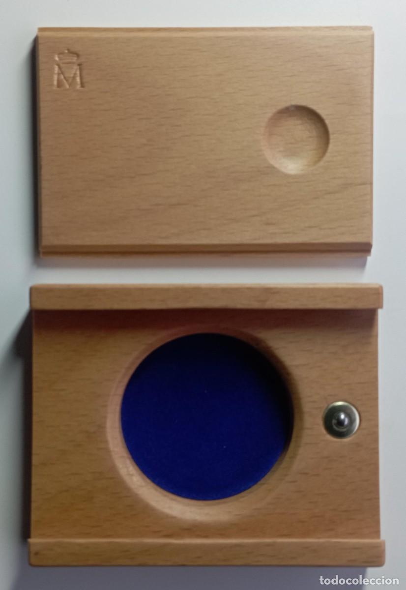Material numism&aacute;tico: Caja de madera para moneda de 4,5 cms de di&aacute;metro - Foto 2