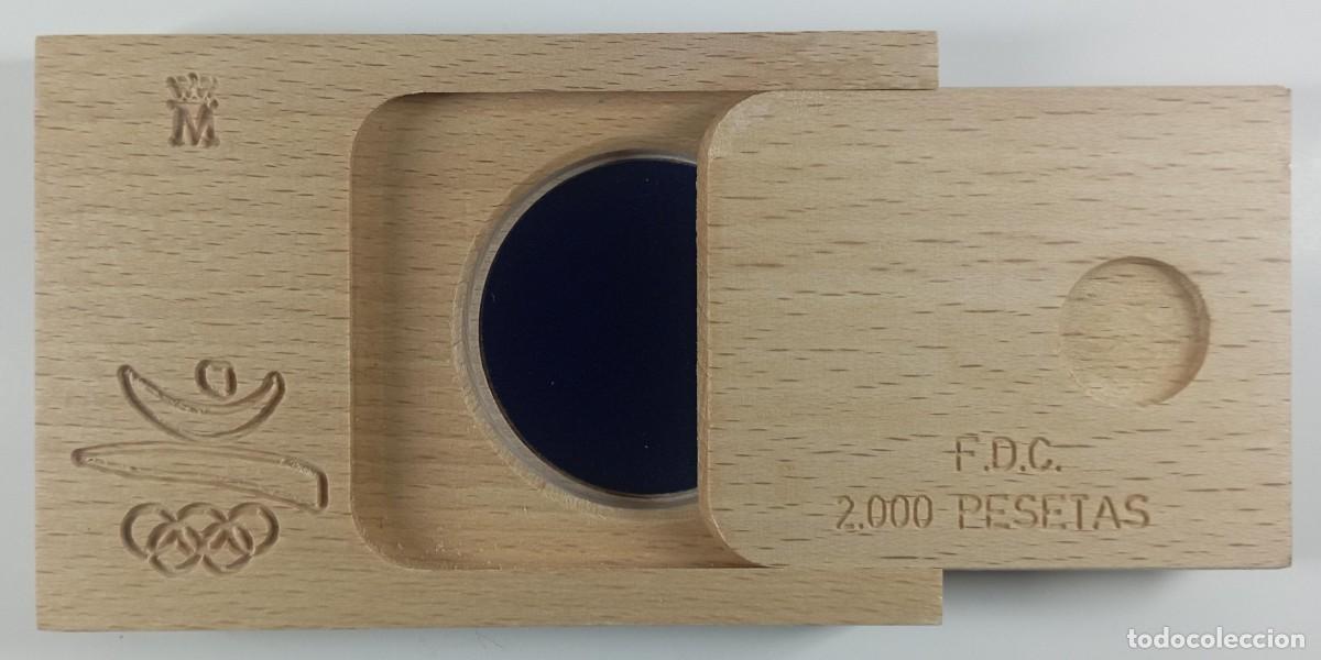 Material numism&aacute;tico: Estuche, caja de madera para moneda de 2.000 pesetas (4,5 cms de di&aacute;metro)