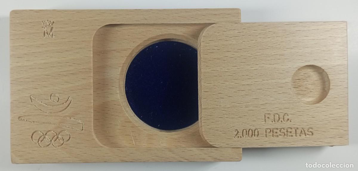 Material numism&aacute;tico: Estuche, caja de madera para moneda de 2.000 pesetas (4,5 cms de di&aacute;metro)