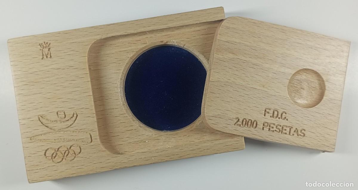 Material numism&aacute;tico: Estuche, caja de madera para moneda de 2.000 pesetas (4,5 cms de di&aacute;metro)
