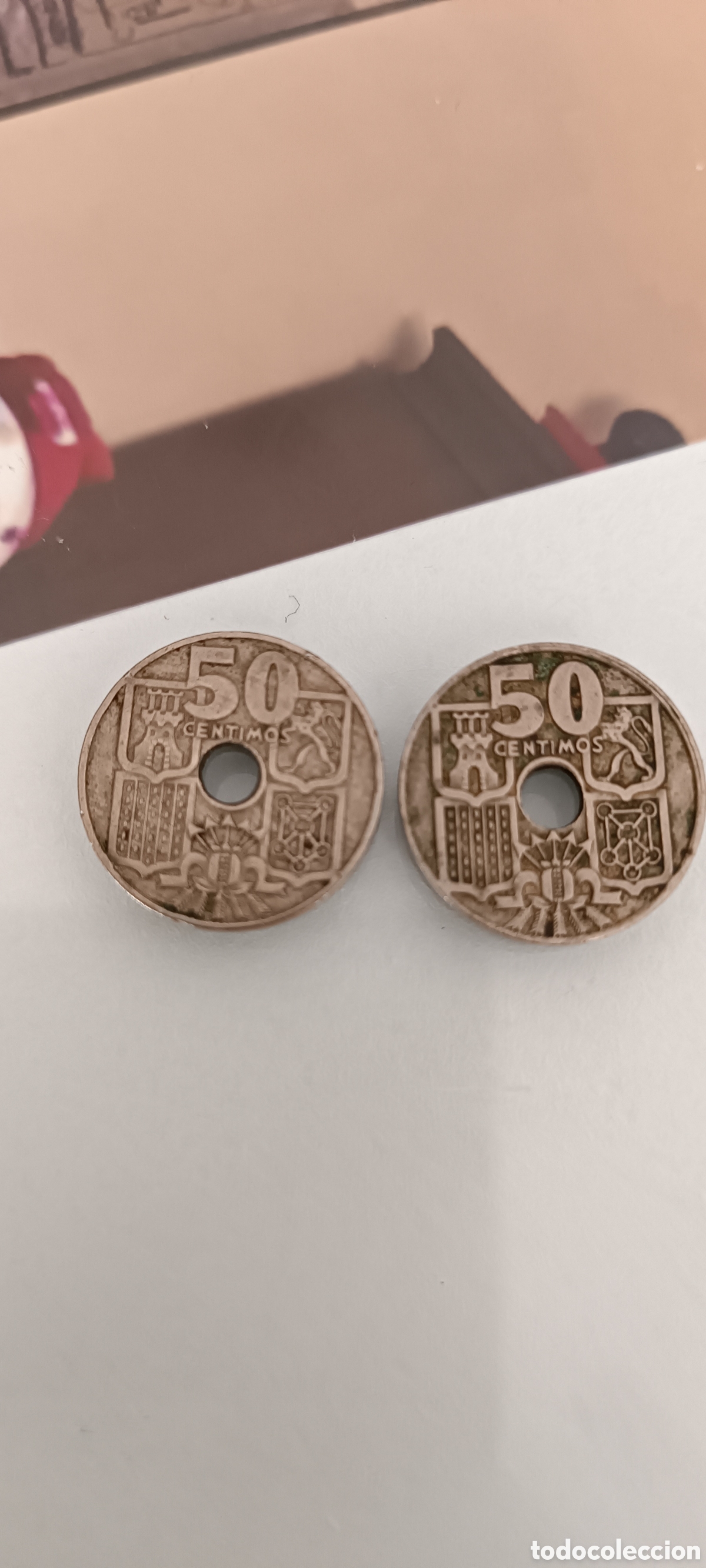Material numism&aacute;tico: 2 monedas 50cm de 1949 con estrella de 1964 las dos.