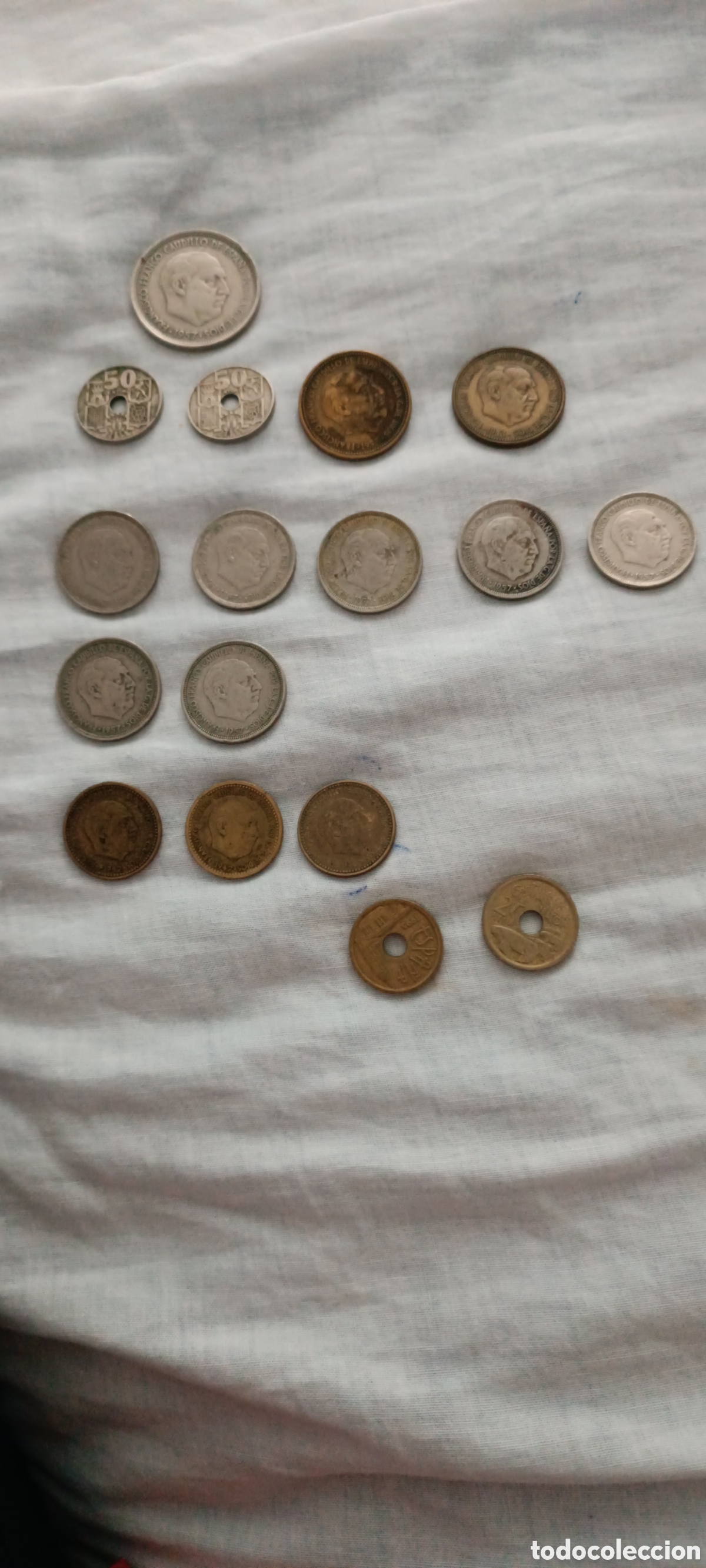 Material numism&aacute;tico: 17 monedas de diferentes valores de Espa&ntilde;a.