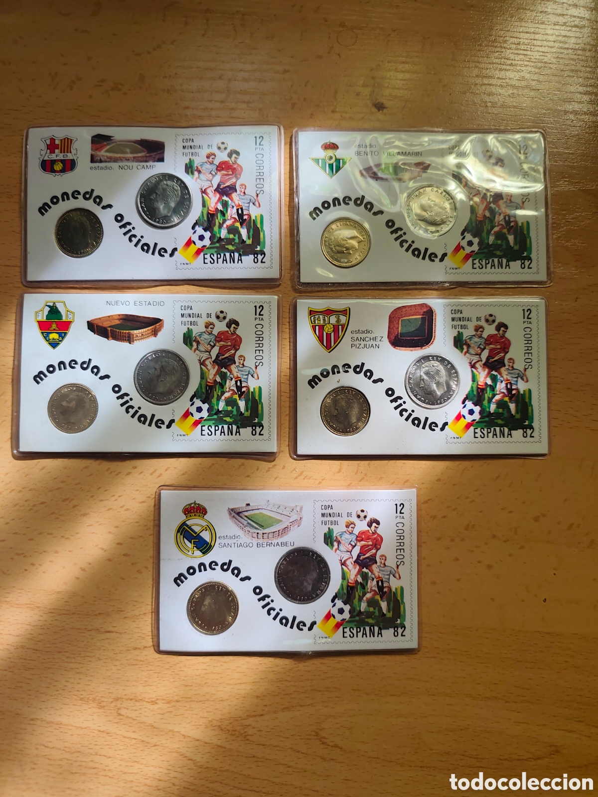 Material numism&aacute;tico: 5 Tarjeta con monedas oficiales 1 peseta y 5 pesetas. Estadios Barcelona, Sevilla, Elche, Sevilla, M