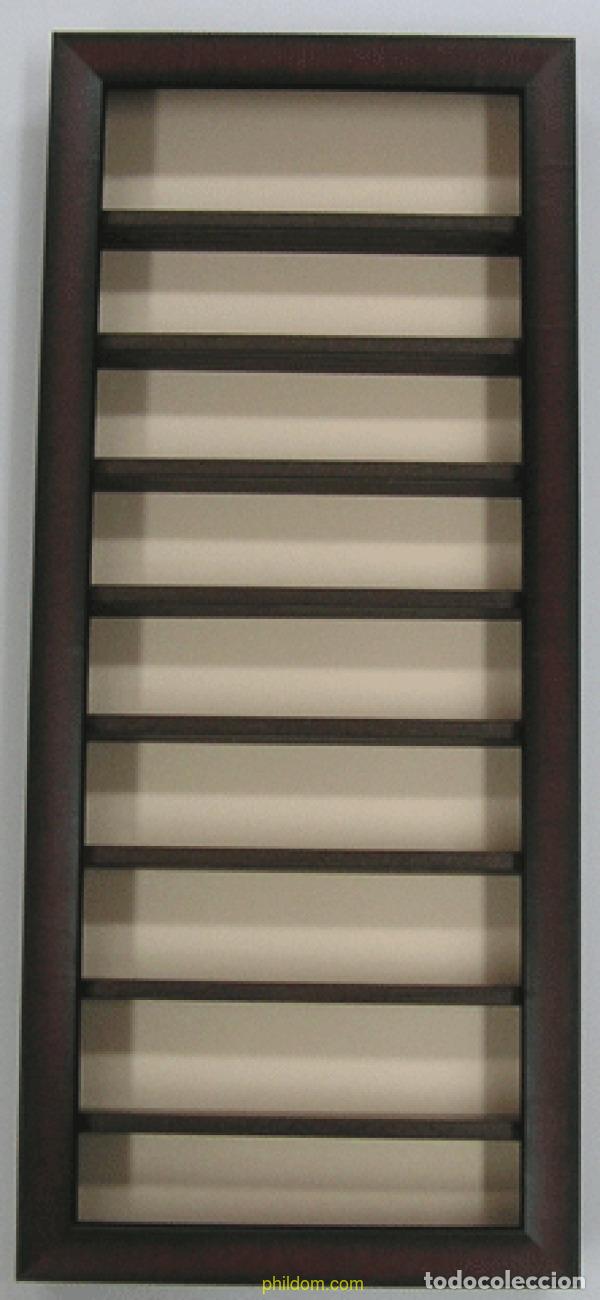 Material numism&aacute;tico: VITRINA DE COLECCIONISMO CON 8 BALDAS 25 X 60 CM. COLOR CAOBA.