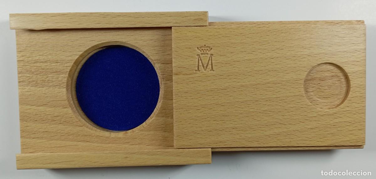 Material numism&aacute;tico: Caja de madera para moneda de 3,8 cms de di&aacute;metro