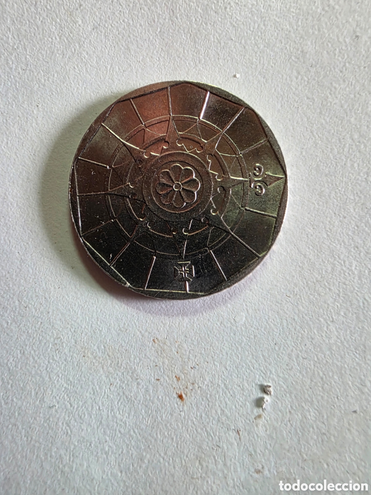 Numismatic Material: Moeda de 20 escudos nunca circulou, dispensa apresenta&ccedil;&otilde;es para quem percebe