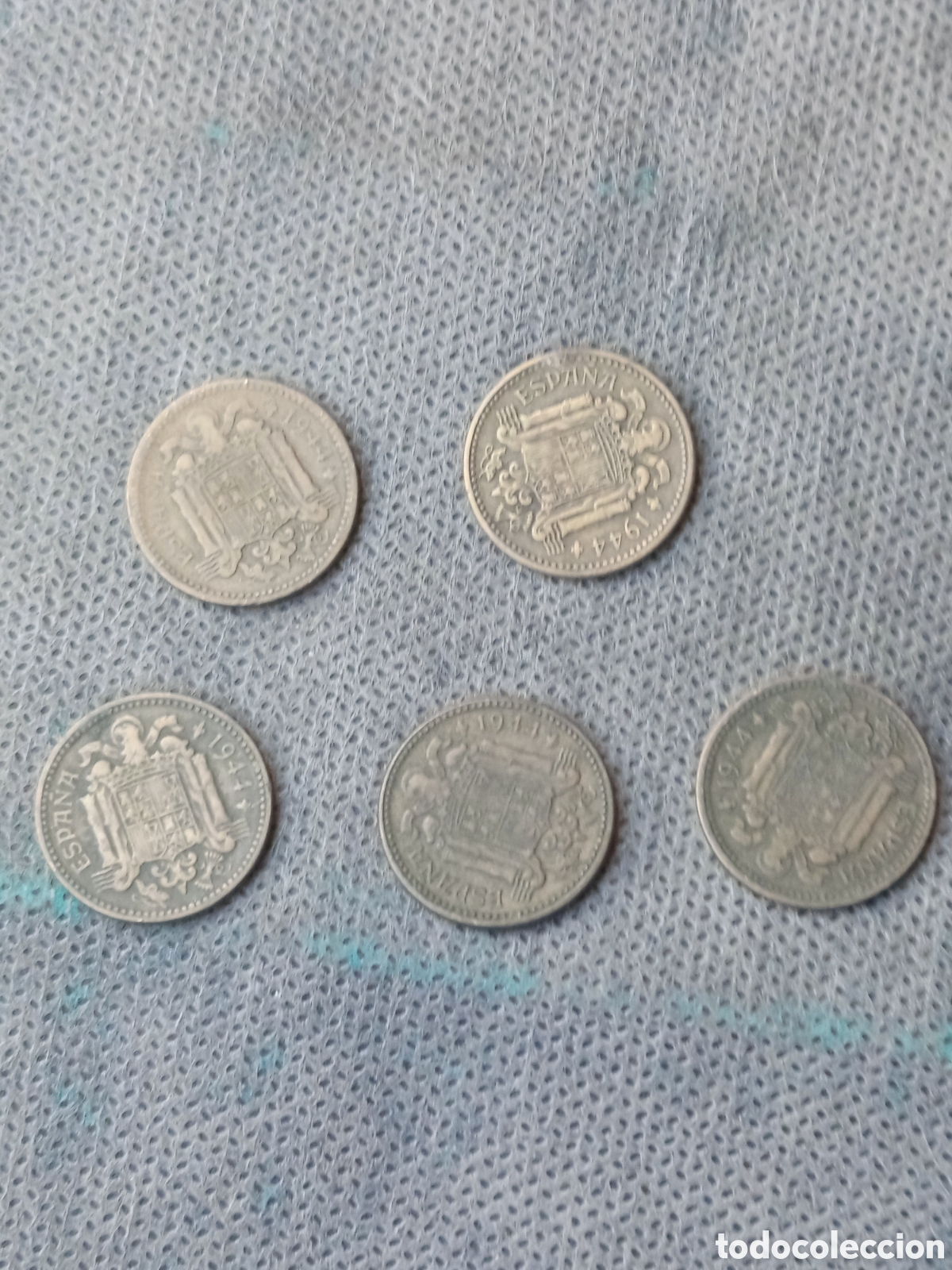 Material numism&aacute;tico: Cinco monedas de una peseta 1944 - Foto 4