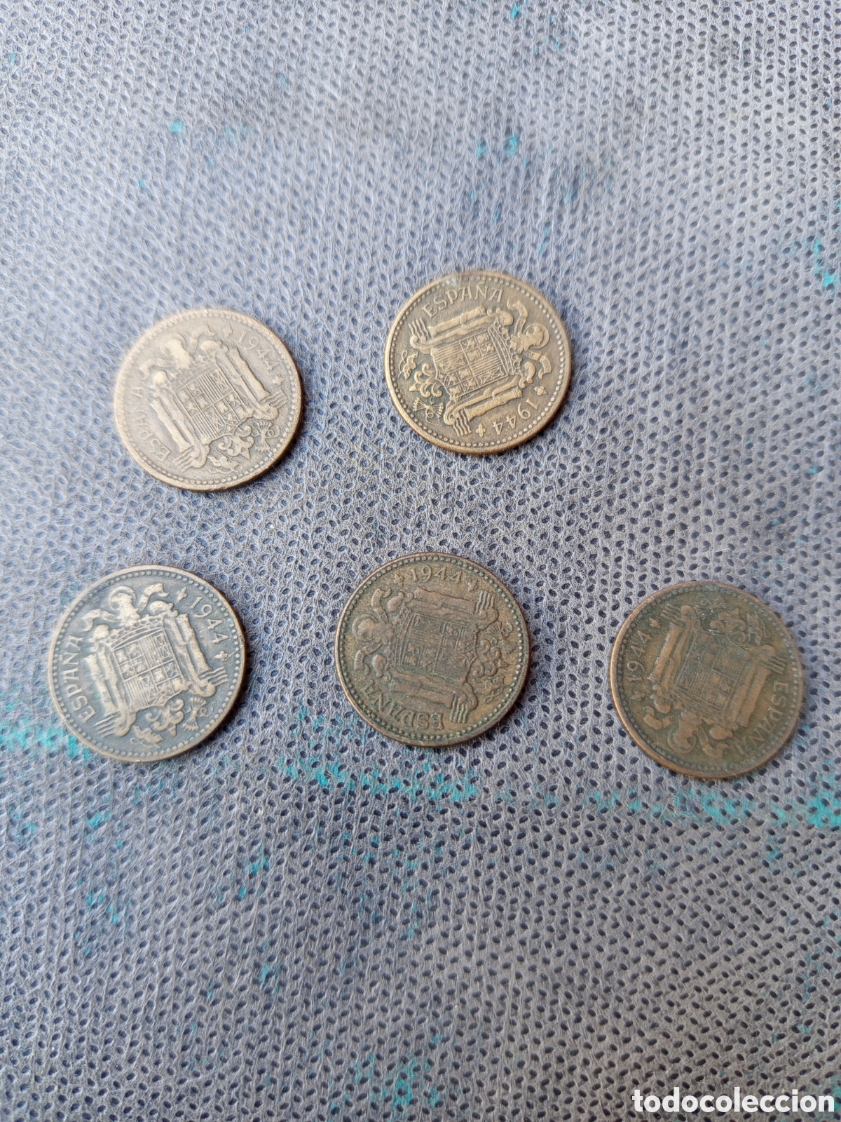 Material numism&aacute;tico: Cinco monedas de una peseta 1944 - Foto 5