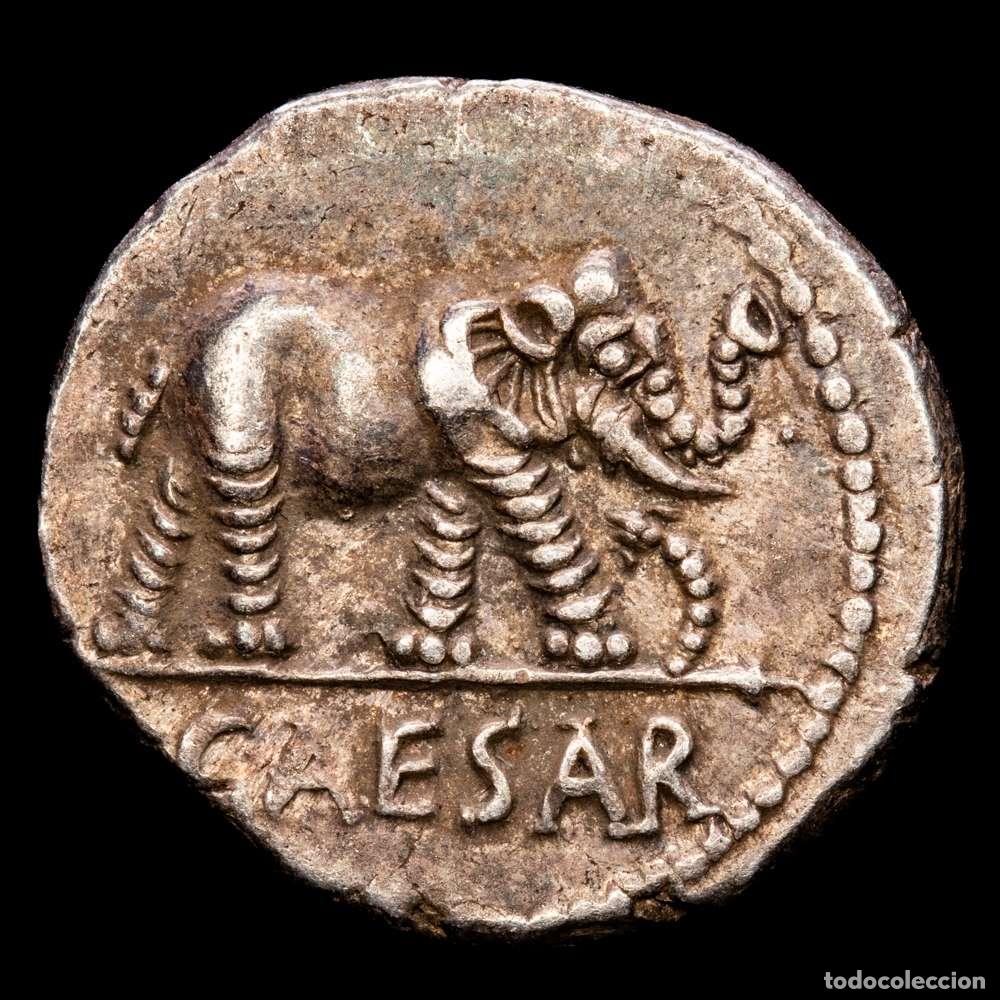 Material numism&aacute;tico: JULIO C&Eacute;SAR. Denario. Galia. Ceca m&oacute;vil (49-48 aC). AR 4,23 gramos. 16,6 mm. CRAW-443.1. MBC+.