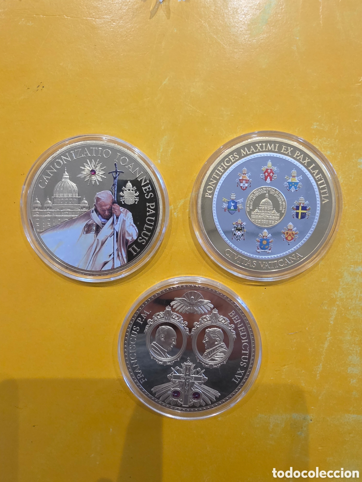 Material numism&aacute;tico: 3 Medallas Cat&oacute;licas chapado en Oro 24 k