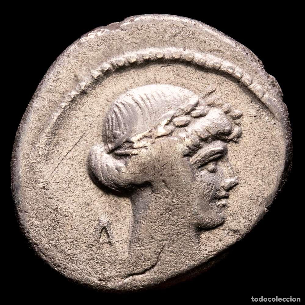 Material numism&aacute;tico: Considia. C. Considio Paetus. Denario. 46 aC Roma. (Craw-465/2b). (Cal-461). Ag. 3,42 gr. MBC-.