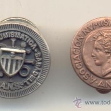 Medallas condecorativas: DOS INSIGNIAS DE SOLAPA DE SOCIO DE ASOCIACIÓN NUMISMÁTICA.ESPAÑOLA Y A.NUMISMÁTICA SABADELL . Lote 32847374