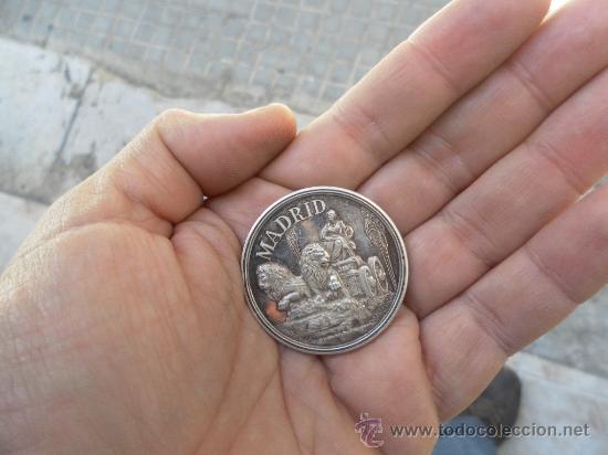 Medallas condecorativas: Medalla. Madrid. Es de plata. - Foto 1