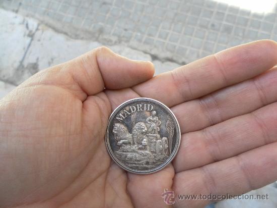 Medallas condecorativas: Medalla. Madrid. Es de plata. - Foto 3