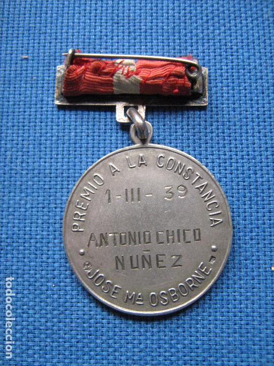 Medallas condecorativas: SEVILLA - LA CRUZ DEL CAMPO - MEDALLA PREMIO JOSE Mª OSBORNE A LA CONSTANCIA - 1939 - MUY RARA - Foto 2 - 69411269
