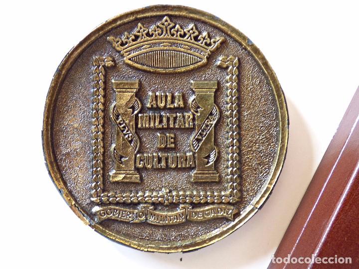 Medalhas condecorativas: MEDALLA DE MANO DEL AULA MILITAR DE CULTURA, GOBIERNO MILITAR DE CADIZ