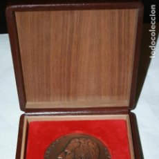 Medallas condecorativas: MEDALLA JUAN CARLOS I REY DE ESPAÑA 22 NOVIEMBRE 1975. CAJA ORIGINAL. 8 CMS DIÁMETRO