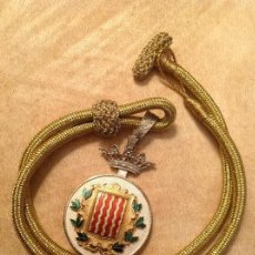 Medallas condecorativas: MEDALLA CORONADA CON CORDÓN HILO ORO DEL AYUNTAMIENTO DE TARRAGONA. PLATA? CON ESMALTE.. Lote 145074932