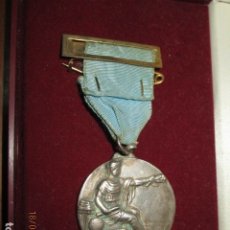 Medallas condecorativas: ANTIGUA MEDALLA CONDECORACION CON PASADOR Y BANDA AZUL SIN IDENTIFICAR. Lote 345938713