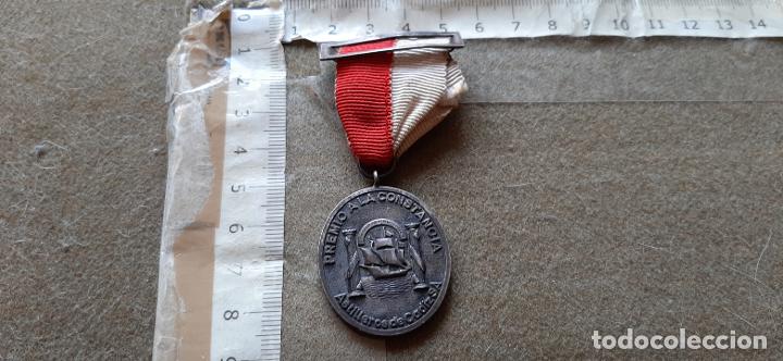 Medallas condecorativas: MEDALLA DE PLATA CON CONTRASTES - PREMIO A LA CONSTANCIA - ASTILLEROS DE CADIZ - Foto 1 - 194215091