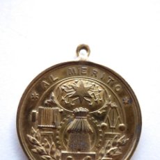 Medallas condecorativas: JOY-1572. MEDALLA DORADA AL MÉRITO. PIRAMIDE. EN METAL DORADO. CON ARGOLLA DE SUJECIÓN.. Lote 252026375