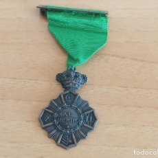 Medallas condecorativas: MEDALLA AL MÉRITO ESCOLAR ANTIGUA. Lote 273208538