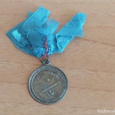 Medallas condecorativas: MEDALLA AL MÉRITO ESCOLAR ANTIGUA. MUY CURIOSA POR SU SENCILLEZ Y TOSQUEDAD. Lote 273209093