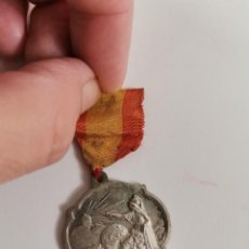 Medallas condecorativas: JOY-1827. MEDALLA PREMIO ESCOLAR EN METAL PLATEADO. MEDIADOS S.XX.. Lote 310796533