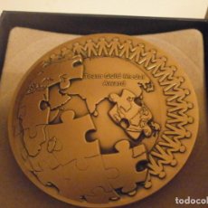 Medallas condecorativas: MONNAIE DE PARÍS TEAM GOLD MEDAL AWARD MEDALLA BRONCE ESTUCHE ORIGINAL TELEFONICA HUAWEI 2013 7.3 CM. Lote 322514908