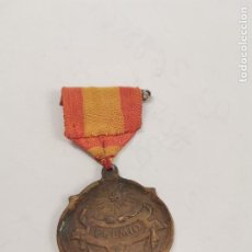 Medallas condecorativas: JOY-2026. MEDALLA ESCOILAR PREMIO, METAL DIORADO CON BANDA DE TELA. MEDIADOS S XX.. Lote 333849458
