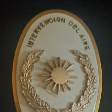Medallas condecorativas: PLACA METÁLICA INTERVENCIÓN DIPLOMADO DEL EJÉRCITO DEL AIRE AÑOS 70. Lote 341572788