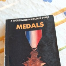 Medallas condecorativas: PEQUEÑO LIBRO MEDALLAS MILITARES ESCRITURA EN INGLÉS. Lote 364031486